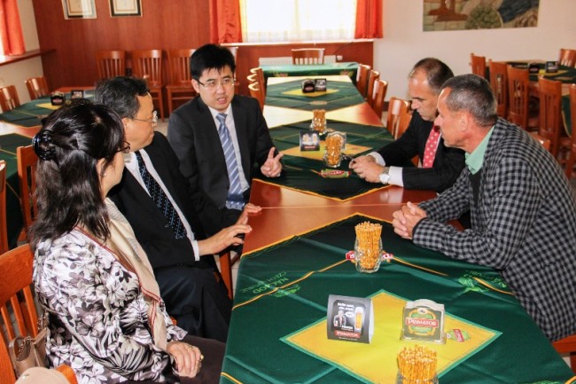 Čínský velvyslanec sledoval výrobu Primátoru i těsnění