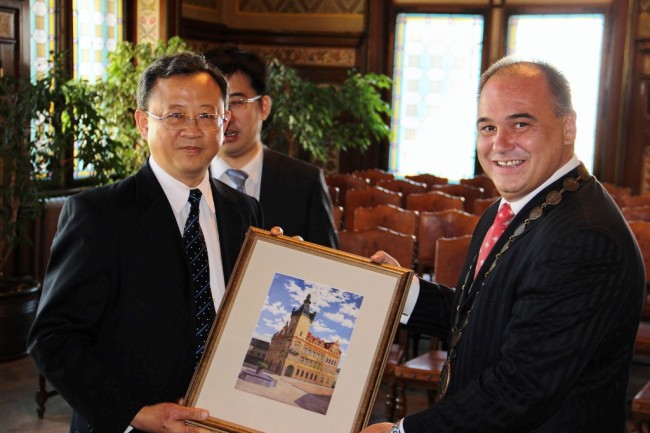 Čínský velvyslanec vyzdvihl příklad úspěšné spolupráce